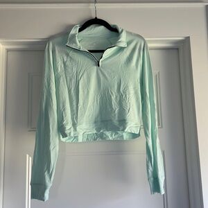 NWOT Women’s Normal Brand size M cropped active puremeso quarter zip